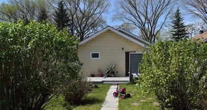 Bright 2-Bedroom Bungalow with Outdoor Oasis