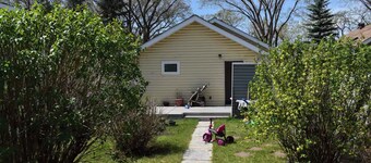 Bright 2-Bedroom Bungalow with Outdoor Oasis
