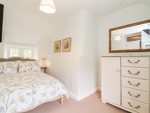 2 Schlafzimmer, individuell dekoriert, individuell eingerichtet