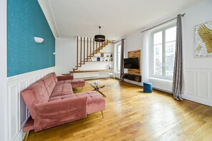Télévision, lecteur de DVD, chaîne hi-fi