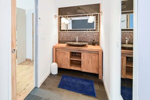 Een haardroger, handdoeken