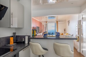 Kylskåp, mikrovågsugn, ugn och kaffe- och tebryggare