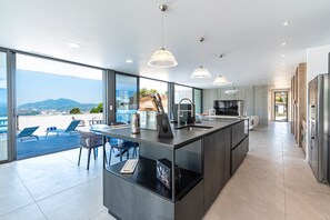 Kühlschrank, Mikrowelle, Ofen, Geschirrspüler