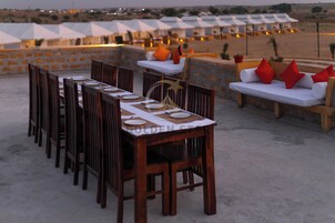 Se ofrece un desayuno bufé (450 INR por persona)