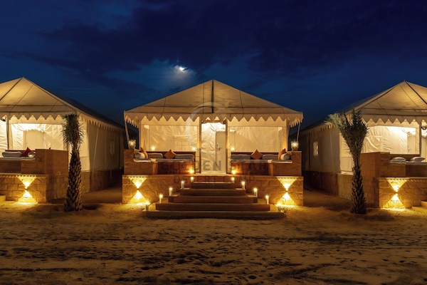 Premium tent, 1 slaapkamer, uitzicht op zwembad | Luxe beddengoed, donzen dekbedden, bedden met traagschuimmatras