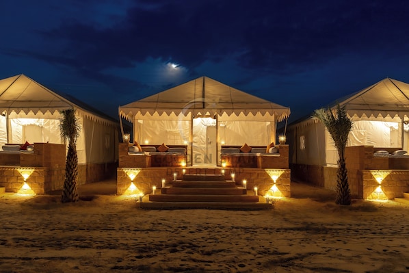 Premium tent, 1 slaapkamer, uitzicht op zwembad | Luxe beddengoed, donzen dekbedden, bedden met traagschuimmatras