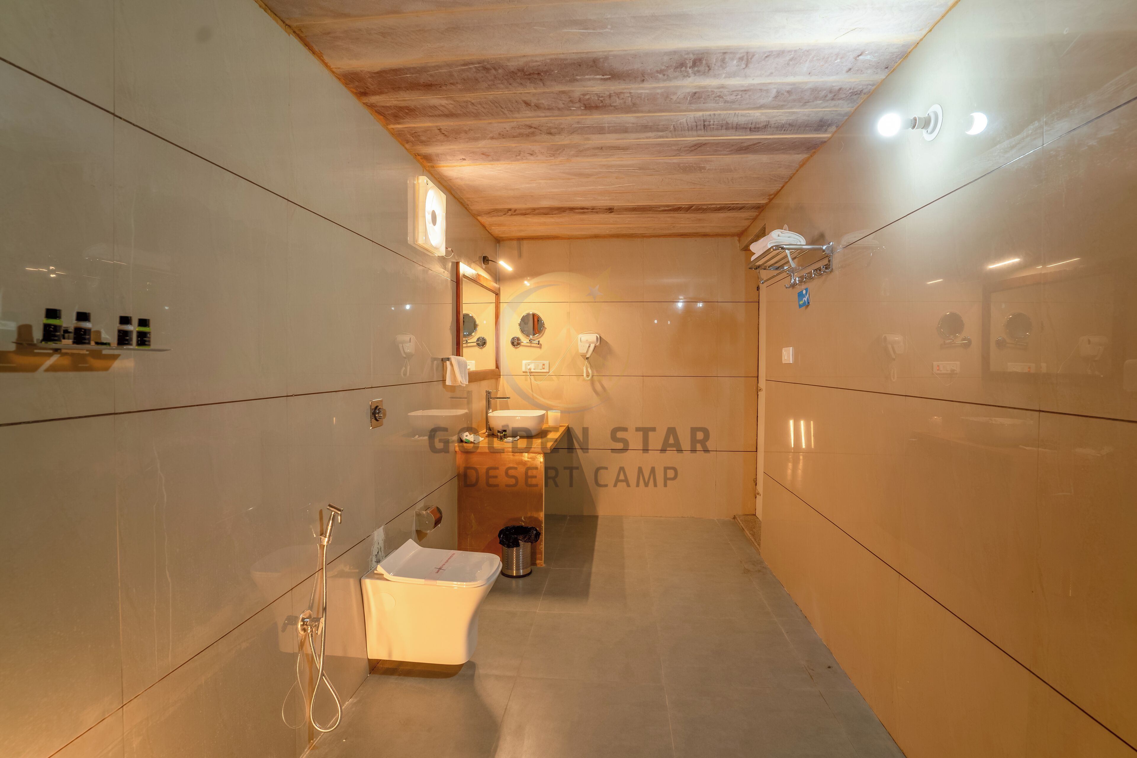 Een moderne badkamer met een houten plafond, een wastafel, een spiegel en een douche.