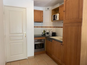 Micro-ondes, four, plaque de cuisson, lave-vaisselle
