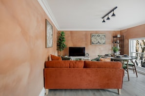 House | 2 bedrooms, desk