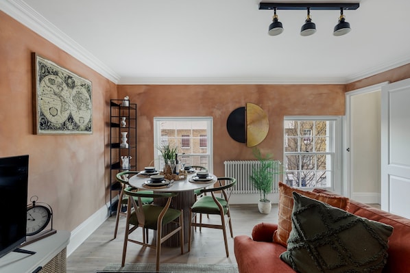 House | 2 bedrooms, desk