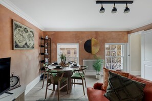 Casa | 2 quartos, escrivaninha
