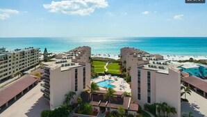 Un complexe hôtelier doté d’une piscine, d’une plage et offrant une vue sur l’océan.