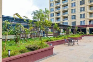 Outdoor dining - Plushy Nivla haven with pool+gym+mini mart yaya (Nairobi)