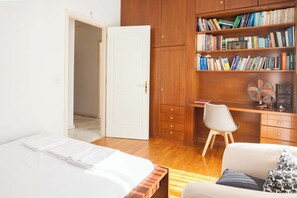 3 slaapkamers, een strijkplank/strijkijzer, wifi, beddengoed