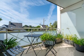 Outdoor dining - Apartment 'Résidence Mer Et Pins' with Private Terrace and Balcony (Saint-Philibert)