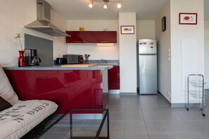 Fridge, microwave, oven, stovetop - Apartment 'Résidence Mer Et Pins' with Private Terrace and Balcony (Saint-Philibert)