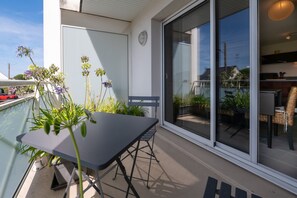Outdoor dining - Apartment 'Résidence Mer Et Pins' with Private Terrace and Balcony (Saint-Philibert)