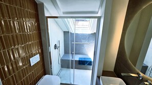 Shower, hair dryer, bidet, towels - The Attic Room on Niella Street, in the city center and near the sea (Savona)