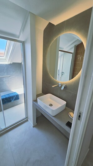 Dusch, hårtork, bidé och handdukar