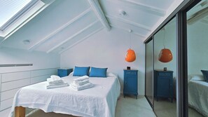 2 bedrooms, WiFi, bed sheets - The Attic Room on Niella Street, in the city center and near the sea (Savona)