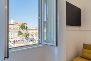 Triple Room, City View | Desk