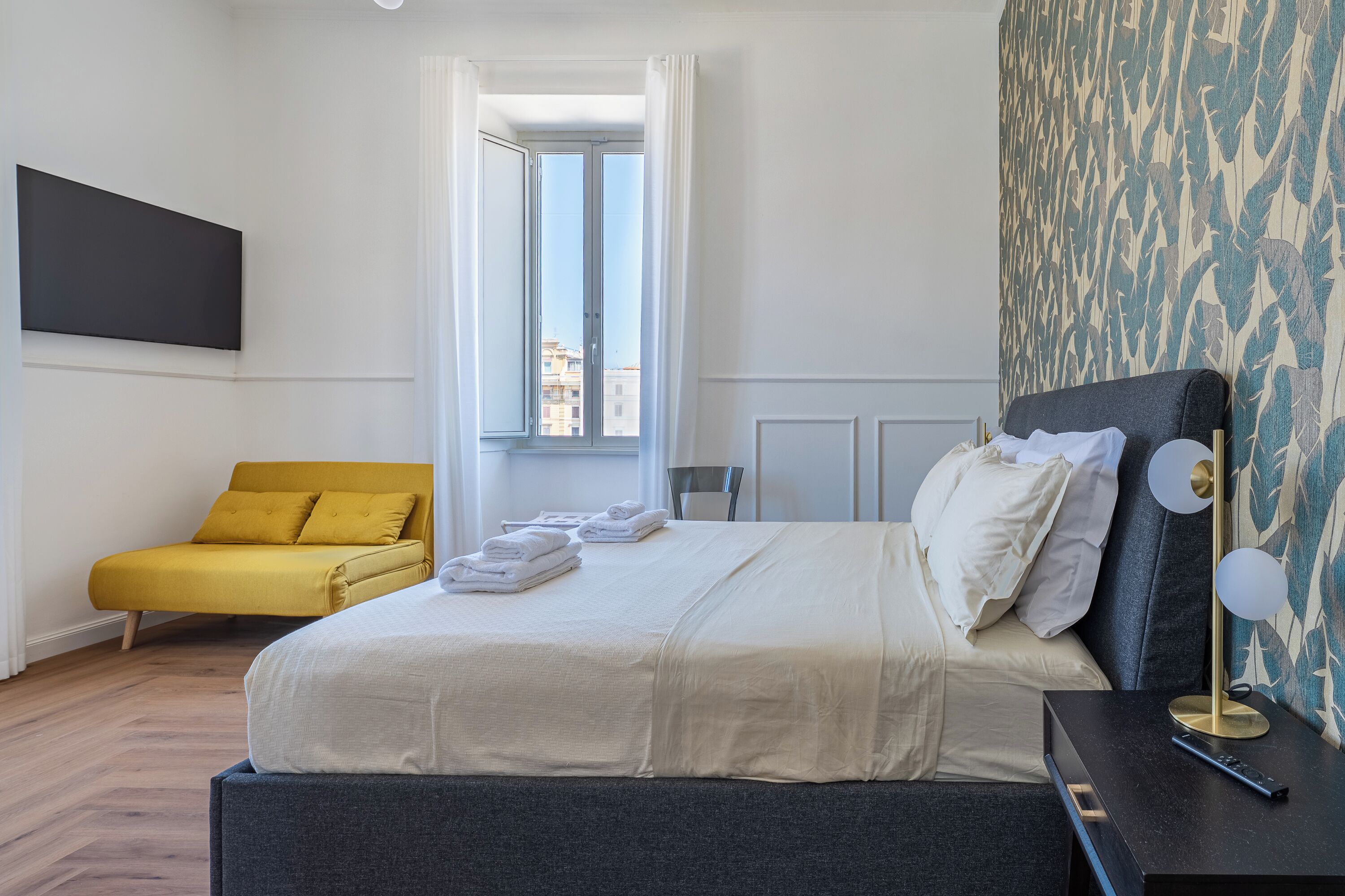 Triple Room, City View | Desk