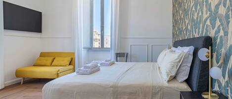 Triple Room, City View | Desk