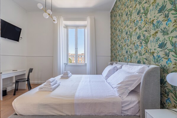 Standard Room | Desk