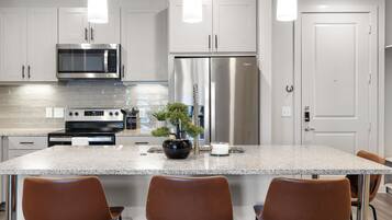 Fridge, microwave, stovetop, dishwasher