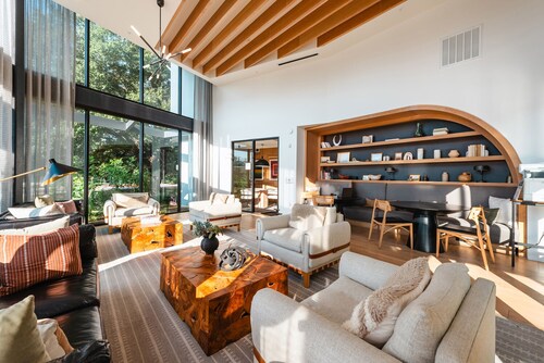 Luxury 3-BR Apartment