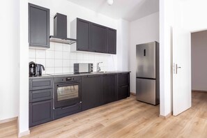 Geladeira, micro-ondas, cooktop, cafeteira/chaleira