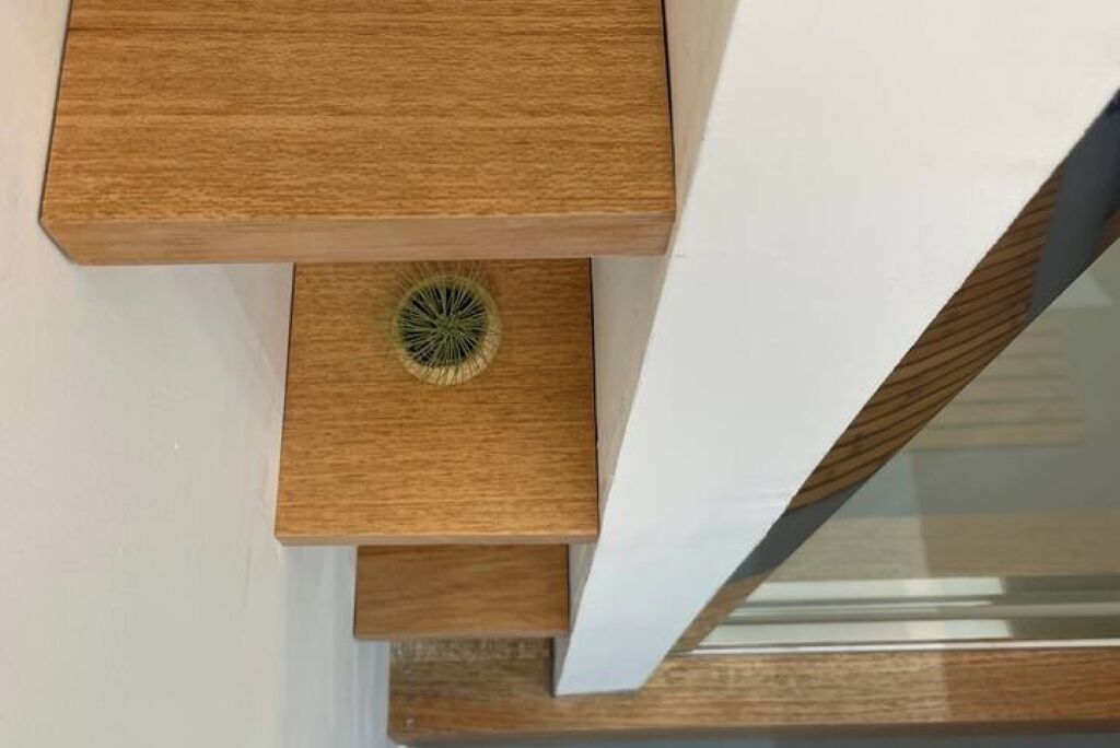 Eine Holztreppe mit einem runden Gegenstand in der Mitte.