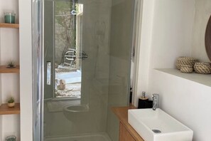 Douche, sèche-cheveux, serviettes fournies, savon