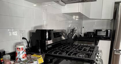 Charming 3-bedroom apartment in superb Schenectady with AC
