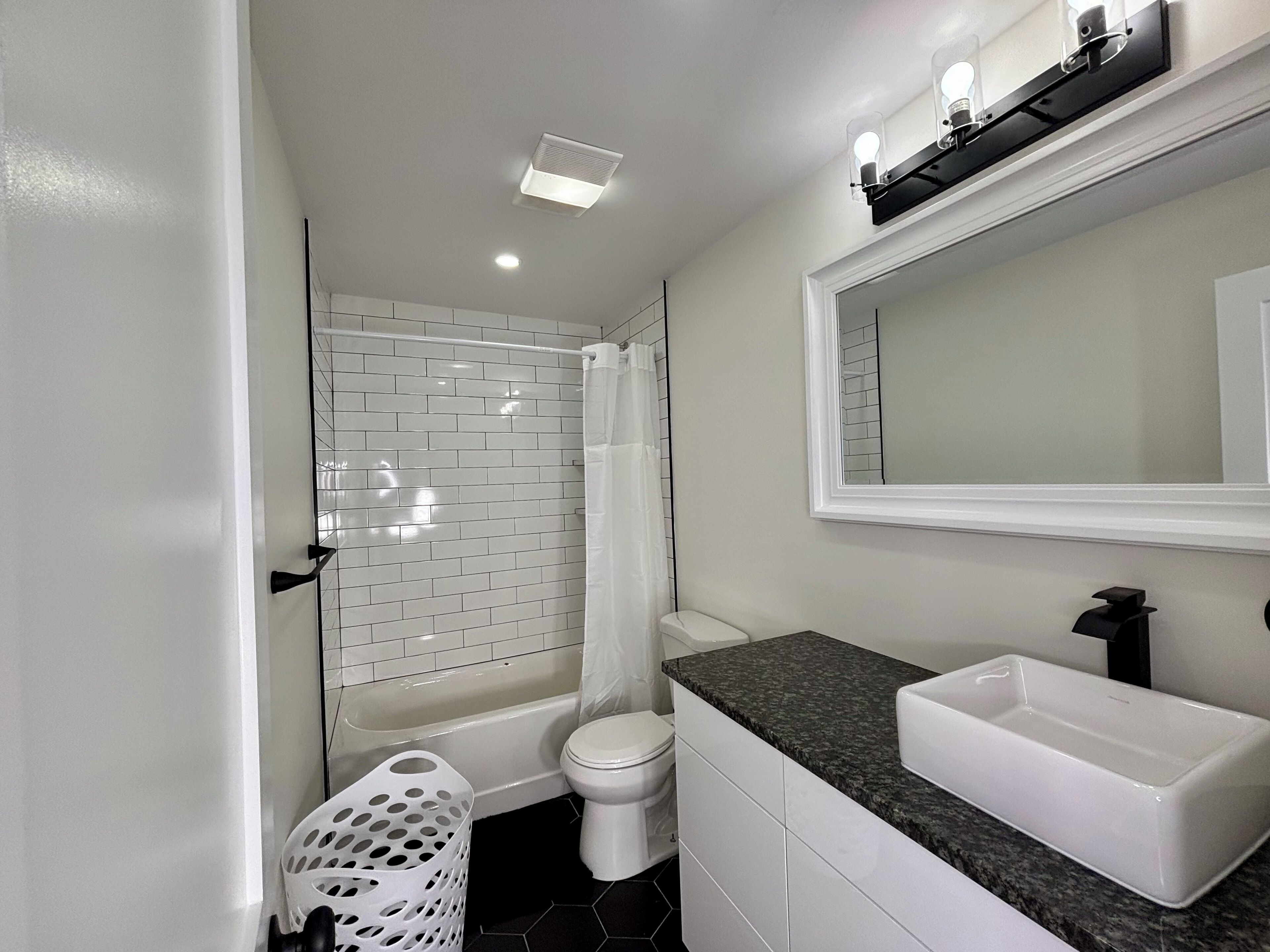 Assecador de cabells, tovalloles, sabó i paper higiènic 