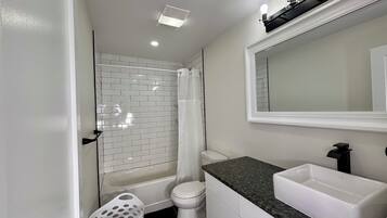 Assecador de cabells, tovalloles, sabó i paper higiènic