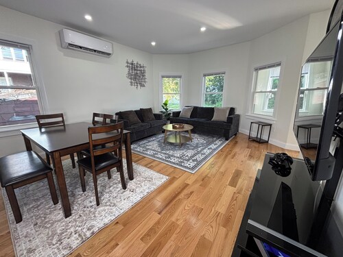 Charming 3-bedroom apartment in superb Schenectady with AC