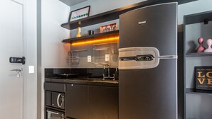 A modern kitchen with a built-in oven, microwave, and stainless steel refrigerator. - Vision0707 in S o Paulo (São Paulo)