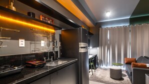 A modern kitchen with a built-in refrigerator, stainless steel appliances, and a granite countertop. - Vision0707 in S o Paulo (São Paulo)