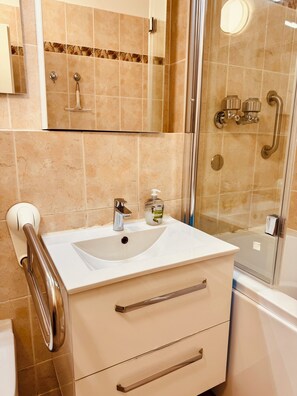 Toallas, jabón, papel de baño 