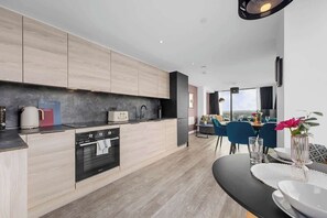 Wasserkocher mit Kaffee-/Teezubehör, Kühlschrank, Mikrowelle, Ofen