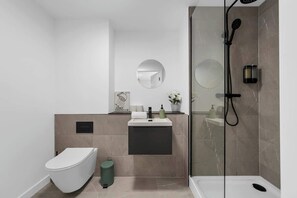 Bathroom - 2 Bed Old Trafford Flat | Skyline Views (Stretford)