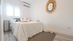 6 bedrooms, iron/ironing board, WiFi, bed sheets