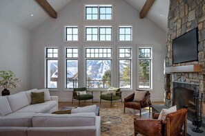 Fernseher, Kamin, Arbeitsbereiche