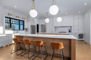 Ofen, Herdplatte, Wasserkocher mit Kaffee-/Teezubehör, Toaster