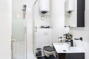 Douche, sèche-cheveux, serviettes fournies