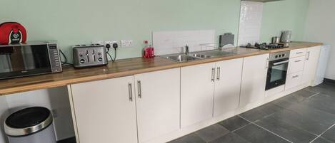 Batterie de cuisine, vaisselle et ustensiles