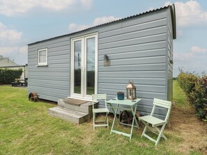 Outdoor dining - Seiriol Shepherds hut (Ty Croes)