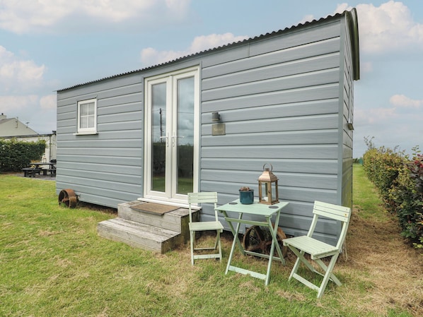 Outdoor dining - Seiriol Shepherds hut (Ty Croes)