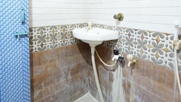 Deluxe Double Room | Bathroom | Free toiletries, towels, soap, shampoo